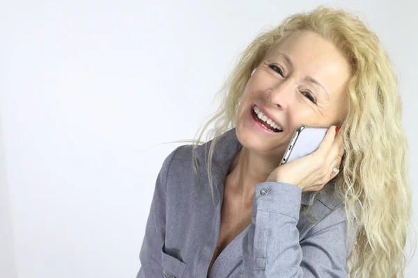 Sorrindo mulher madura em um telefone — Fotografia de Stock