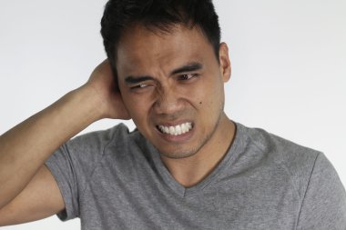 otitis - kulak enfeksiyonu olan genç adam