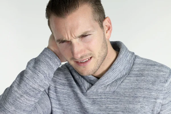 Otitis - mladý muž s ušní infekce — Stock fotografie