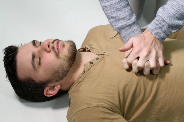 Man doing a cardiopulmonary resuscitation — Stock Photo, Image
