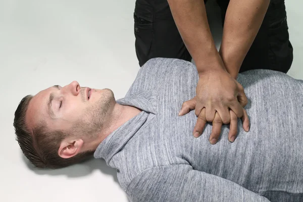 Man doing a CPR — Stock Photo, Image