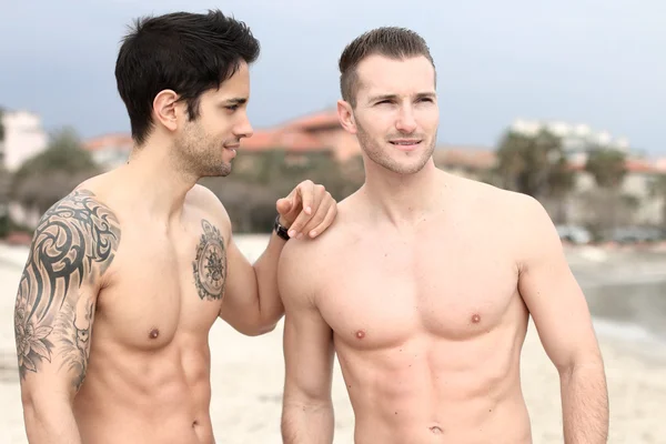 Seksi erkekler - sahilde iki yakışıklı adam — Stok fotoğraf