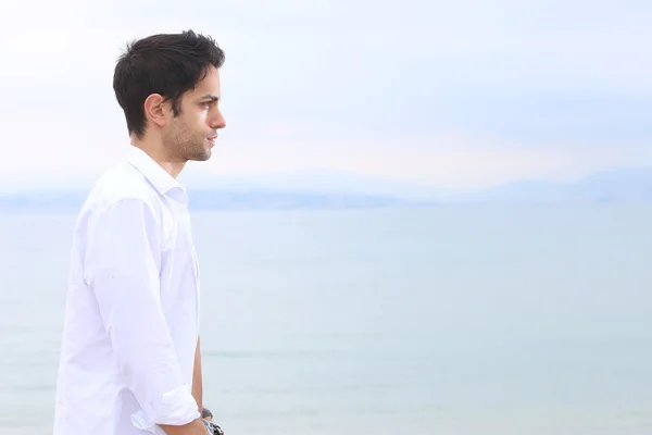 Verão - Bonito homem posando ao lado do mar — Fotografia de Stock