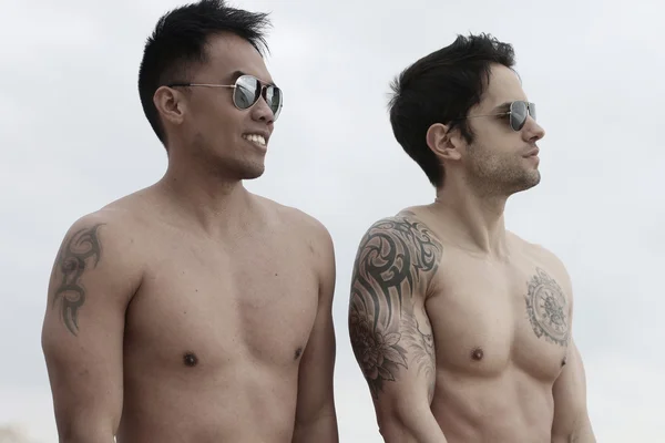 Deux hommes sexy portant des lunettes de soleil — Photo