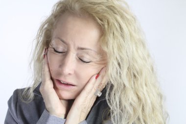 bir diş ağrısı ile olgun kadın