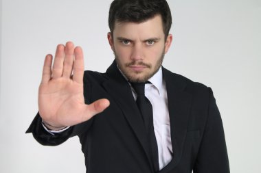 Elini yükselterek güvenlik görevlisi