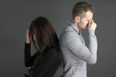 Somurtuyor musun genç Çift 