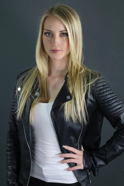 Hermosa chica rubia con una chaqueta de cuero negro — Foto de Stock