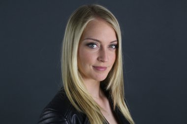 Genç sarışın bir kadın portresi