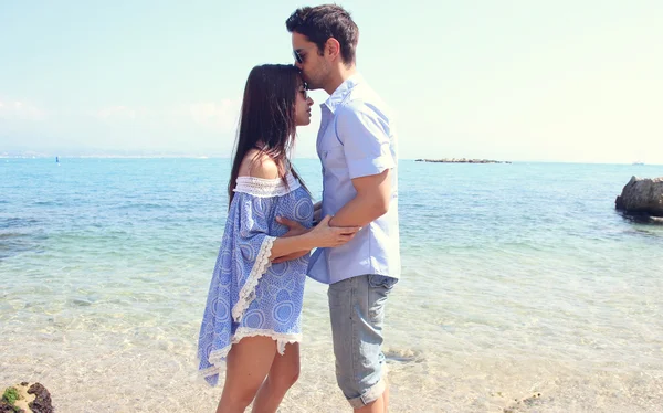 Casal jovem beijando ao lado do mar — Fotografia de Stock
