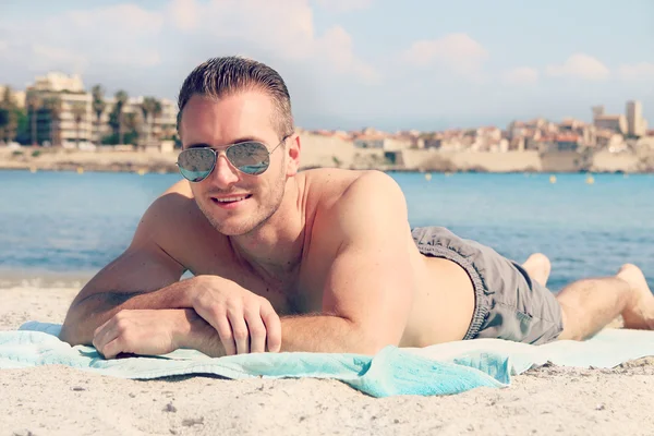 Beau mâle couché sur le sable — Photo