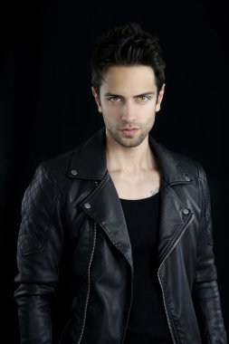 Yakışıklı vampir poz