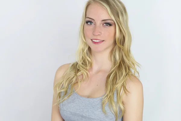 Hermosa rubia sonriendo —  Fotos de Stock