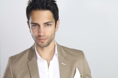 yakışıklı adam bir takım elbise