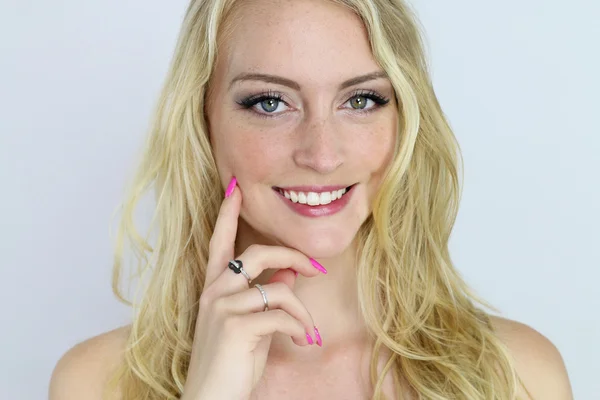 Porträt eines schönen blonden Mädchens — Stockfoto