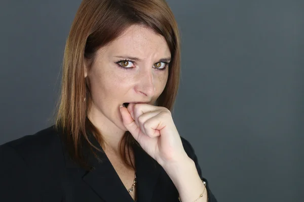 Jovem mulher lamentando — Fotografia de Stock