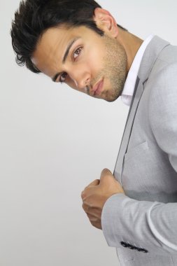 muhteşem adam beyaz bir arka plan üzerinde poz