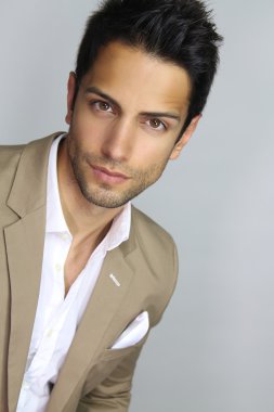 Yakışıklı bir adamın portresi. 