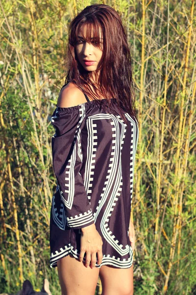 Vacker flicka klädd i tunika — Stockfoto