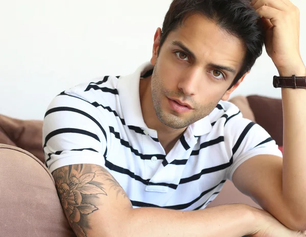 güzel kahverengi adamı poz