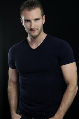 yakışıklı adam poz 