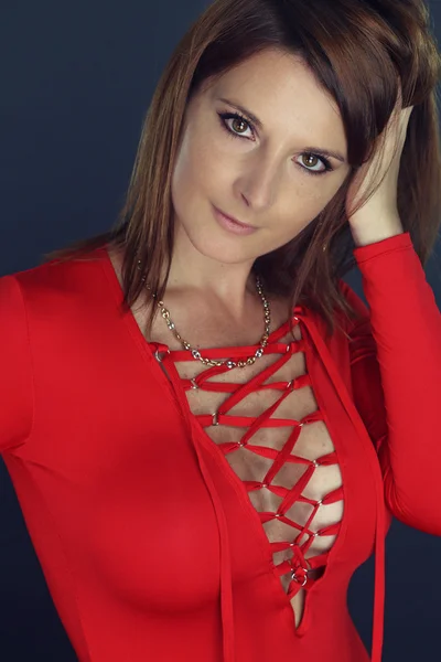 Mooie vrouw draagt een sexy jurk — Stockfoto