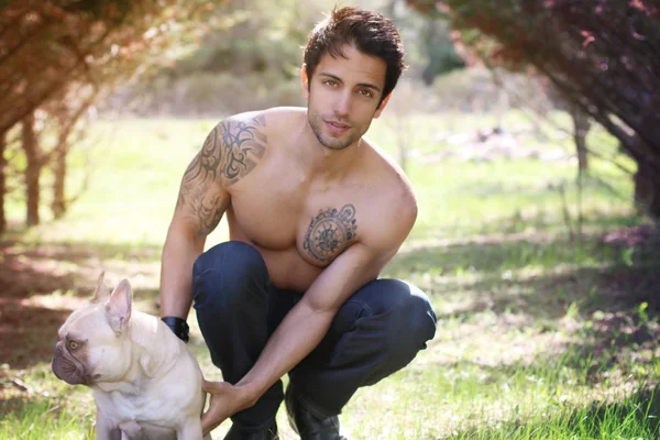 Sexy man met zijn hond — Stockfoto