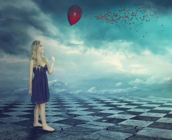 Fantezi dünyasında - kırmızı bir balon tutan genç kadın — Stok fotoğraf