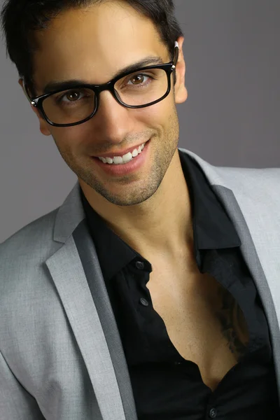 Hombre guapo con gafas sonrientes — Foto de Stock