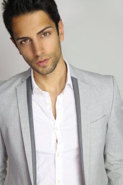 Kahverengi yakışıklı beyaz bir arka plan üzerinde poz