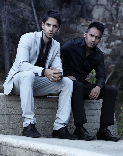 Twee elegante mannen poseren buiten — Stockfoto