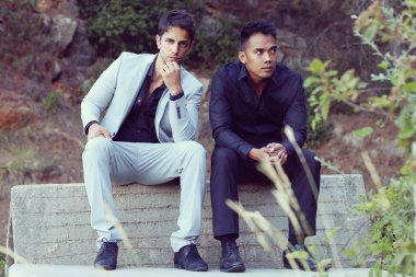 iki şık erkek takım elbise giyen