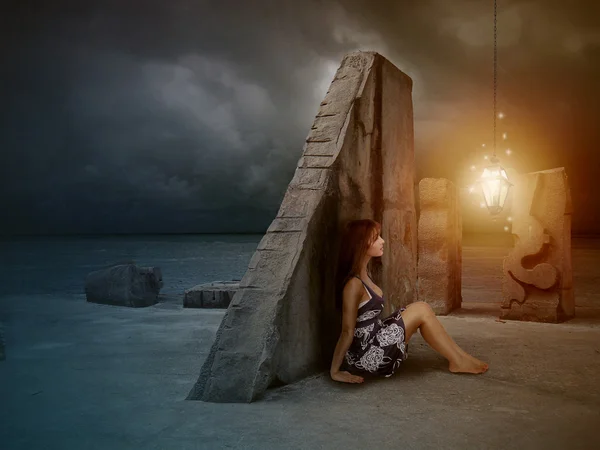 Vacker flicka tittar på en magic lantern — Stockfoto