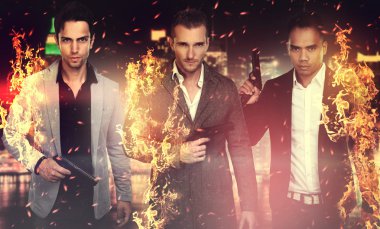 üç yakışıklı adam elinde bir silah 