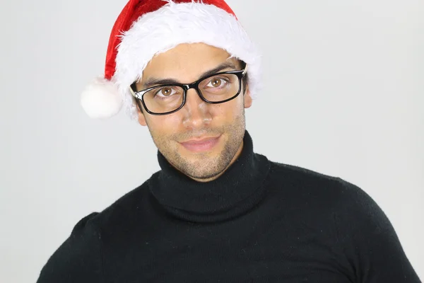 Bello uomo con gli occhiali e un cappello di Natale — Foto Stock