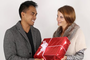 Karışık bir Noel hediyesi tutan genç Çift 