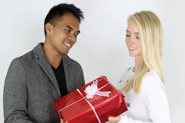 Couple mixte tenant un cadeau de Noël — Photo