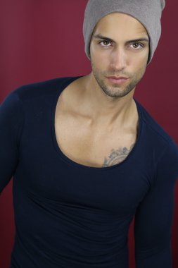 Yakışıklı erkek kahverengi şapka 