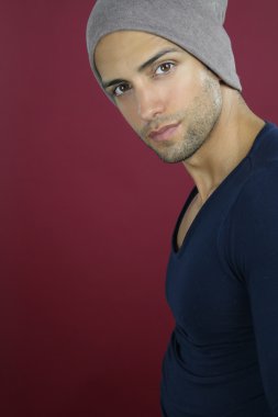yakışıklı bir adam bir şapka 