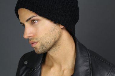 Yakışıklı adam bir bone 