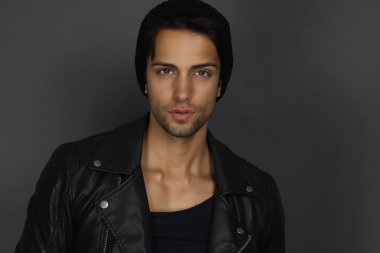 Siyah bir şapka giyen yakışıklı adam 