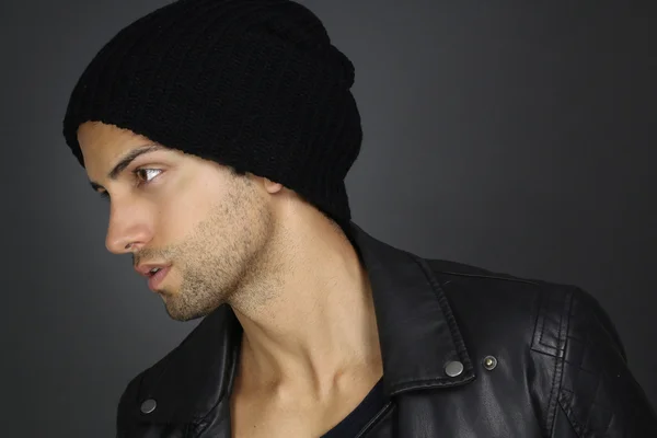 Retrato de un hombre guapo con sombrero — Foto de Stock