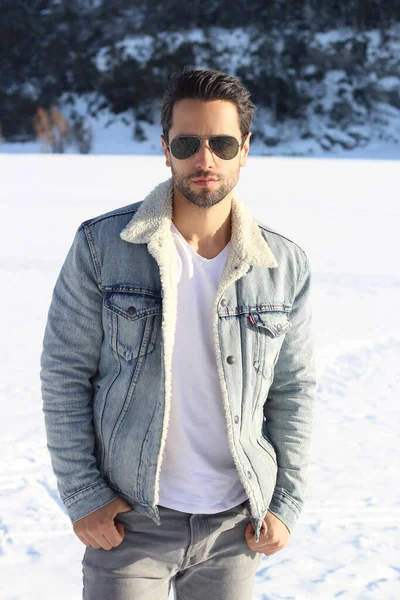 Schöner Dunkelhaariger Mann Mit Sonnenbrille Und Jeansjacke Draußen Schnee — Stockfoto