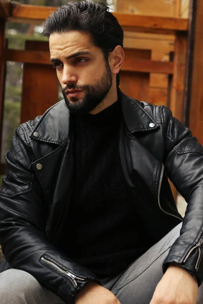 黒革のジャケットを着たハンサムな髭の男 — ストック写真