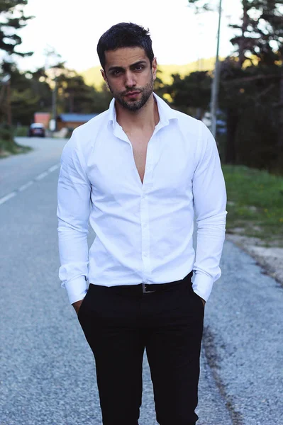 Beau Homme Portant Une Chemise Blanche Plein Air Sur Route — Photo