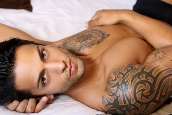 Sexy man in bed — Stockfoto