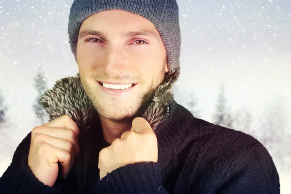 Lindo hombre con nieve —  Fotos de Stock