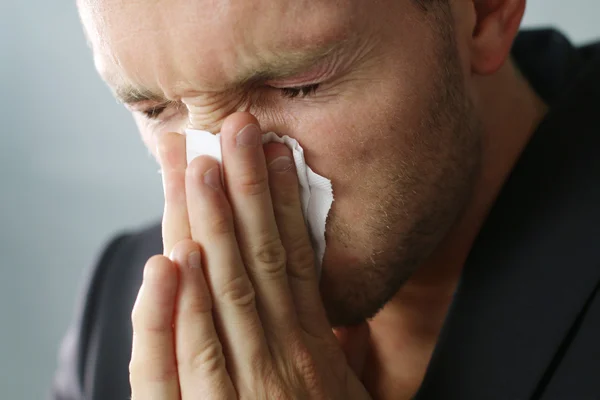 Man sneezing — Stock Photo, Image