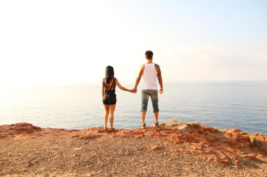 Elini tutuyor çiftler