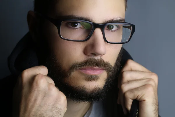 Junger Mann mit Brille — Stockfoto